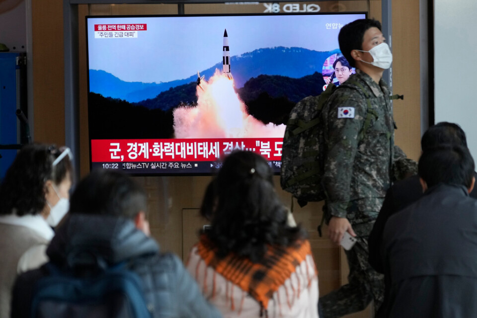 Ett sydkoreanskt nyhetsinslag efter robotavfyrningarna den 2 november.