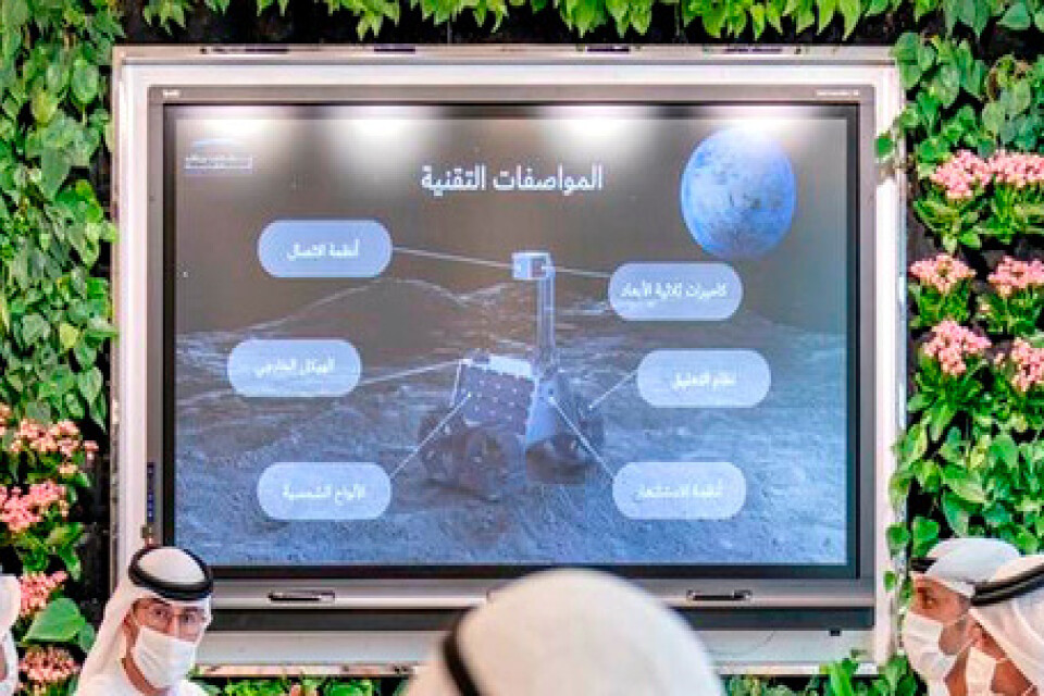 Den emiratiska månbilen som nu är på väg syns här på skärmen vid ett tidigare planeringsmöte i Dubai.