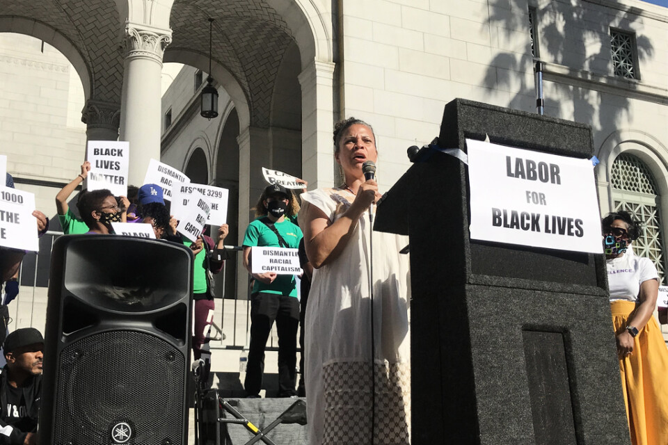 ”Jag är anti-polis” säger Melina Abdullah, en av Black Lives Matters grundare, utanför Los Angeles stadshus.