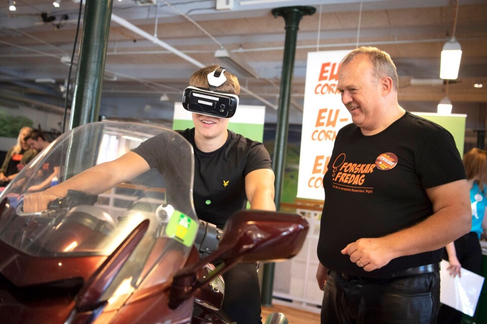 Hugo Oscarsson, teknikprogrammet på Väggaskolan i Karlshamn, provade att köra motorcykel i den virtuella verkligheten. ”Körlärare” var Markus Fiedler, BTH i Karlshamn under dagens Forskarfredag på Kreativum.