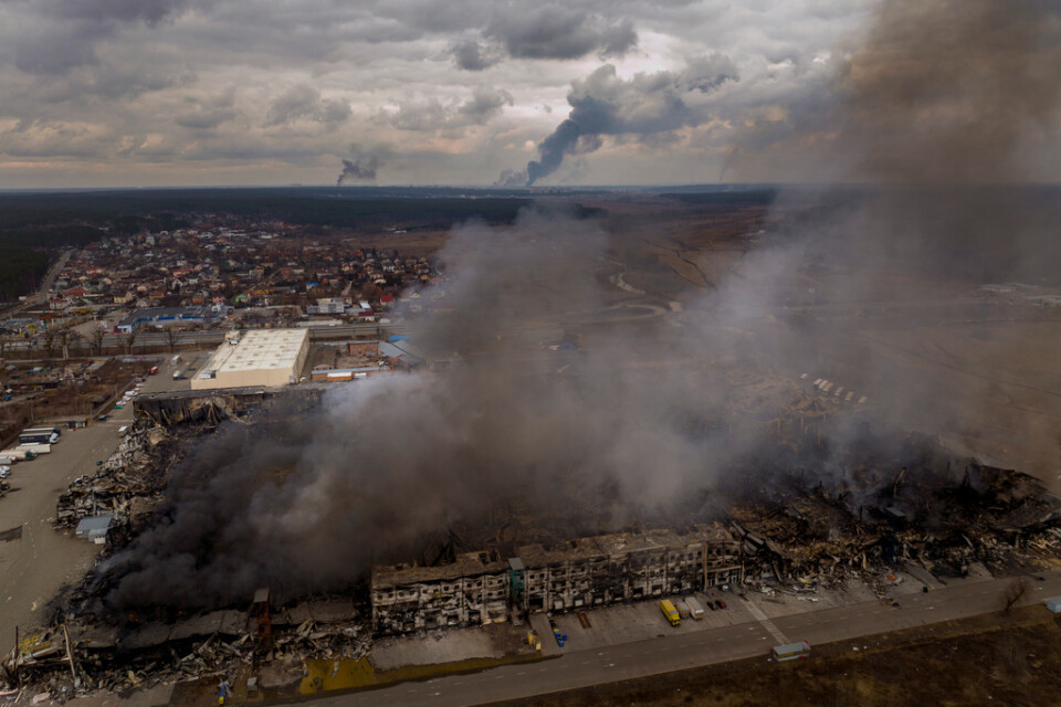 En fabrik i Irpin i utkanterna av Kiev brinner efter att ha beskjutits av rysk artillerield under söndagen.