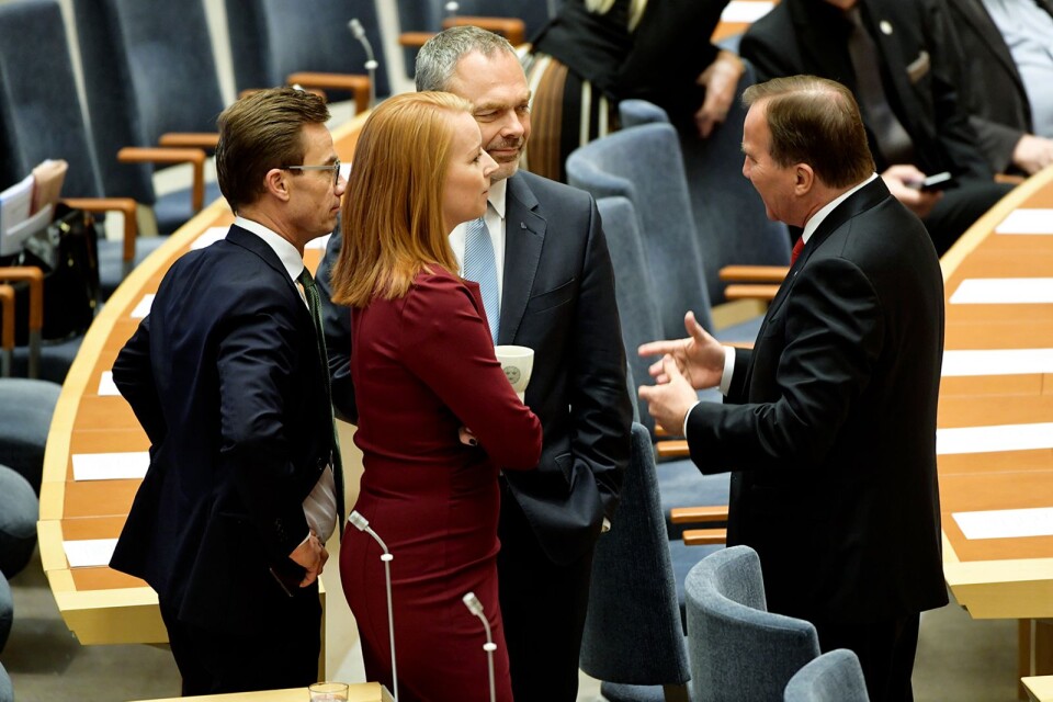 STOCKHOLM 20171011Moderaternas partiledare Ulf Kristersson (M), Centerpartiets ledare Annie Lööf (C), Liberalernas partiledare Jan Björklund (L) och statsminister Stefan Löfven (S) samtalar under en partiledardebatt i riksdagen.