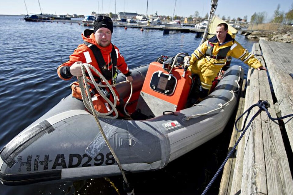 tankningspaus. Rasmus Törnqvist från Ronneby har tränat länge för sitt uppdrag som båtförare i Greenpeace. ?Vi tänker mycket på säkerhet och besättningen är bra därute?, sade han. Efter en snabb tankning utanför Trossö var det dags för miljöaktivisterna Rasmus Törnqvist och Markus Guddat att återvända ut till skådeplatsen.