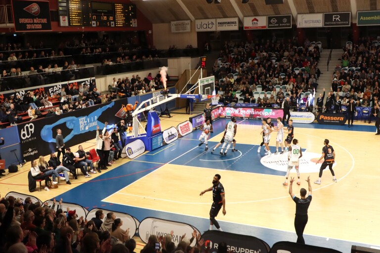 Seger och publiksuccé – då närmar sig Borås Basket taket: ”Får inte ta in fler än 2000”