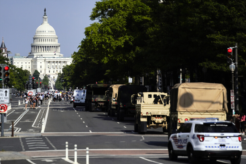 Militära fordon på Washingtons gator.