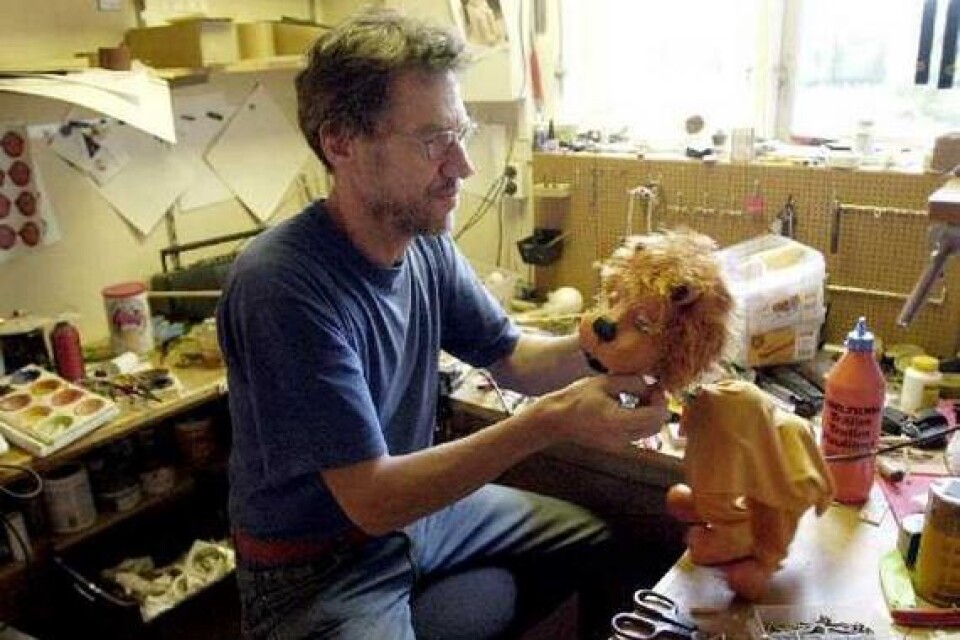 En docka blir till. Anders Lindholm skapar ett lejon som döljer en hemlighet under skinnet.