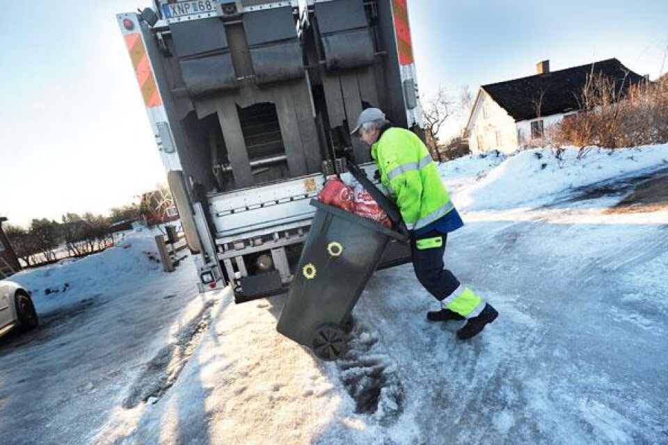 Tjock is på vägarna ställer till problem för Renhållningens personal.