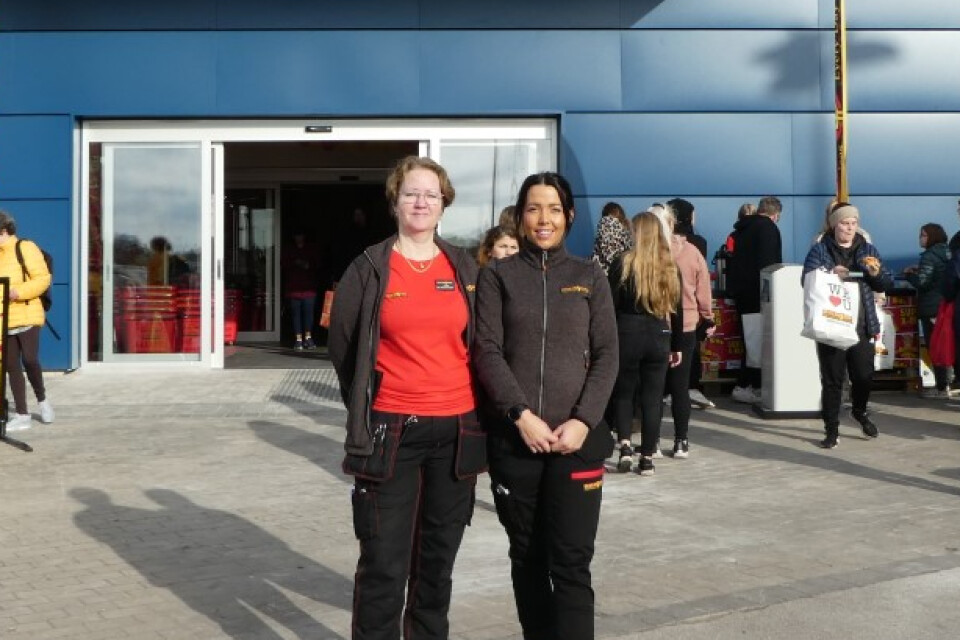 Tina Hedlund från Dollarstore i Borgholm hjälper kollegan och butikschefen Martina Oskarsson att öppna Dollarstore Kalmar.