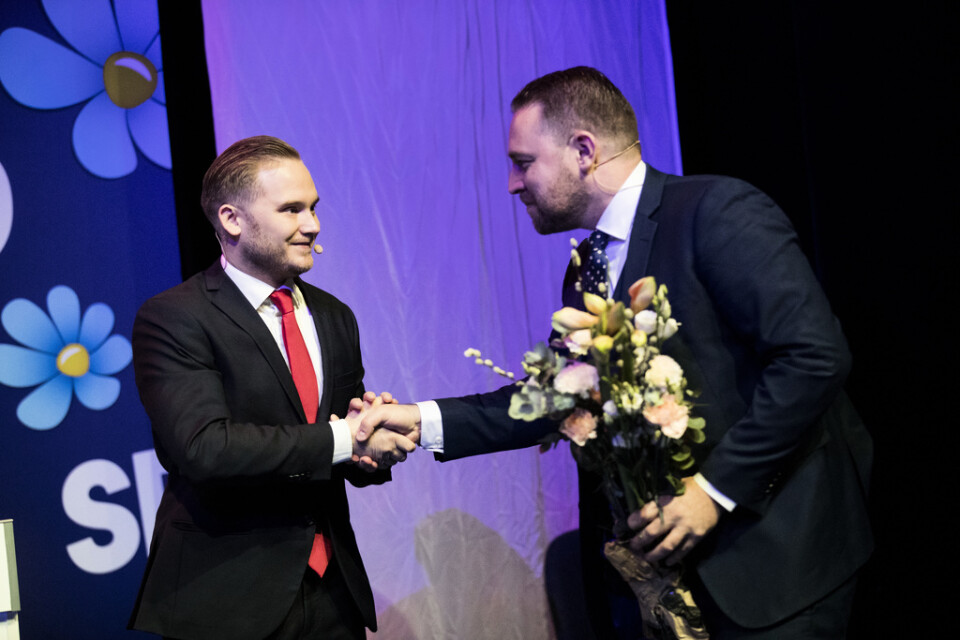 Tillträdande riksdagsgruppledare Henrik Vinge (SD) tackar av den avgående gruppöedaren Mattias Karlsson (SD) under Sverigedemokraternas landsdagar i Örebro.