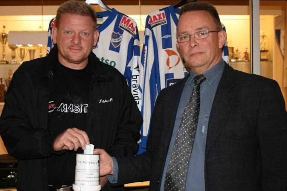 Alf Westerberg stödjer IFK Trelleborg Aid med 200 kronor. Till höger Ulf Arnshed.
