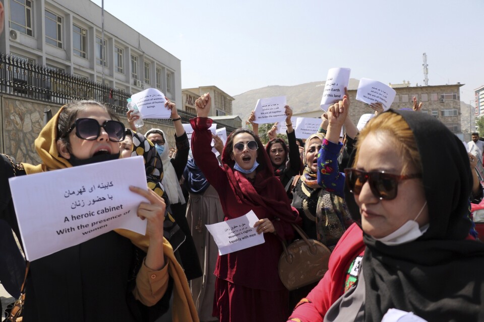 Kvinnor demonstrerar i Kabul.