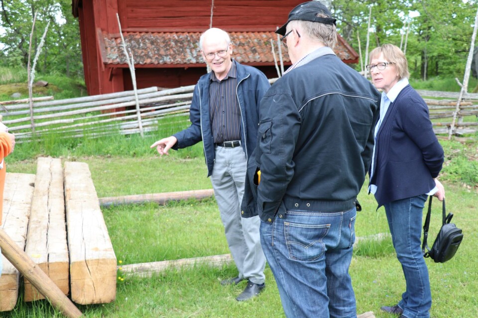 Gamla stockar från Lönneberga kyrka har tagits tillvara. Många av stockarna finns nu uppe vid hembygdsgården. Göte Eklund har varit drivande i projektet.