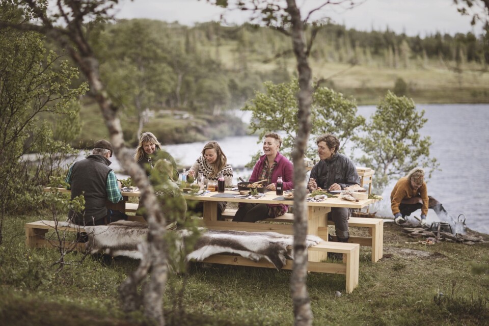 Bord på vackra ställen gör det lättare att njuta av den svenska naturen.