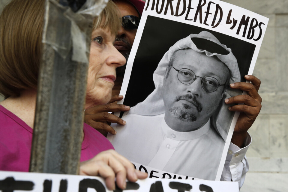 Ett foto av den regimkritiske, saudiske journalisten Jamal Khashoggi hålls upp vid en protest utanför den saudiska ambassaden i USA:s huvudstad Washington DC i höstas.