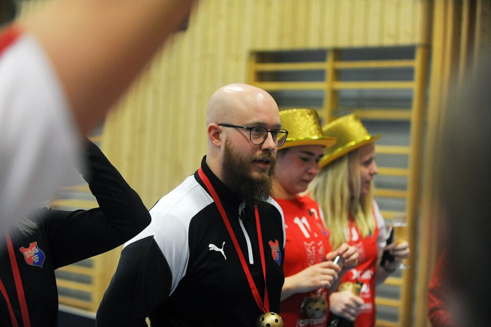 SSG-tränaren Johannes Henricsson och spelarna följde lördagens allsvenska slutomgång med stort intresse.