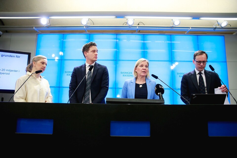 Karolina Skog (MP), Emil Källström (C), finansminister Magdalena Andersson (S) och Mats Persson (L) presenterar nya satsningar under en pressträff i riksdagen.