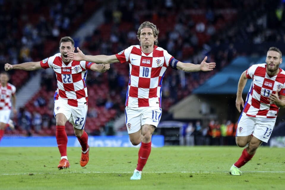 Kroatiens storstjärna Luka Modric, mitten, jublar efter att ha gjort 2–1 mot Skottland med ett drömmål.