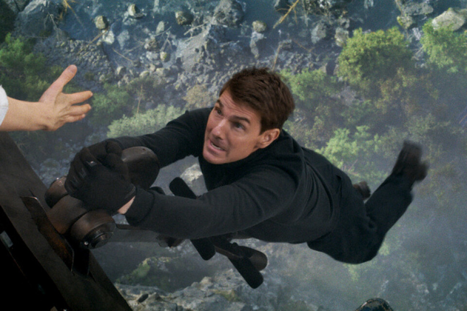 Tom Cruise trotsar tyngdlagen i vanlig ordning i den nya "Mission: impossible – dead reckoning – part one". Pressbild.