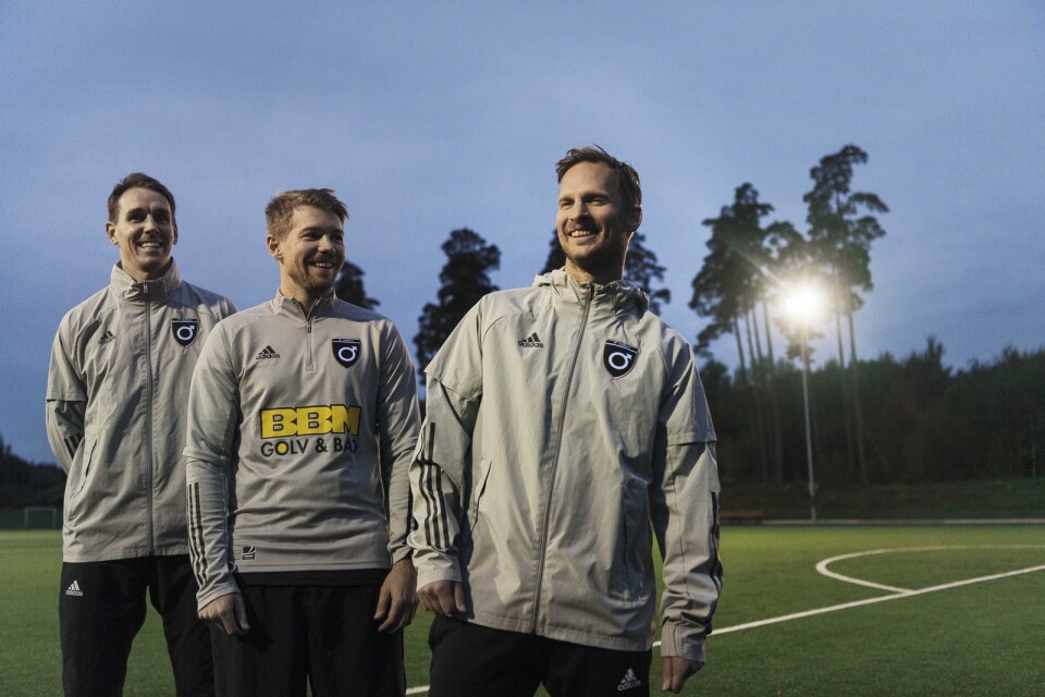 Johan Roos, Christopher Holmér och Filip Kjellsson, tidigare elitspelare i innebandy, ska kvala till fotbollstrean med sitt rejban. Vi sänder alla matcher.