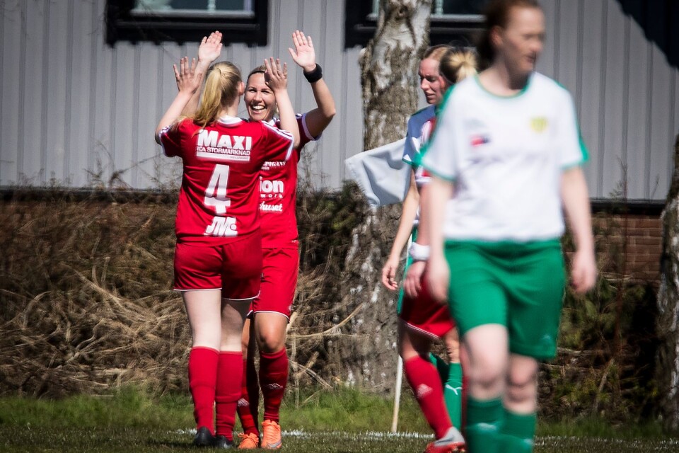Gislövs Rebecca Ohlsson gjorde fyra mål i helgen och har nu gjort åtta mål på de tre första matcherna. Här firar hon ett mål i derbyt mot Lilla Beddinge för lite mer än en vecka sedan. Hon är med i TA-sportens Veckans lag.