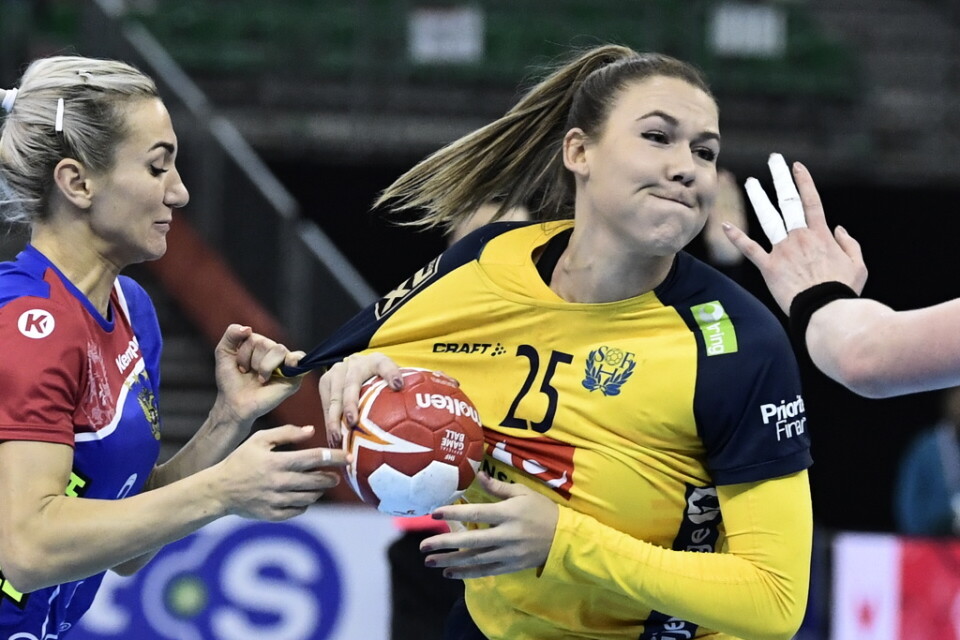 Sveriges Mikaela Mässing under fredagens match mot Ryssland i handbolls-VM.