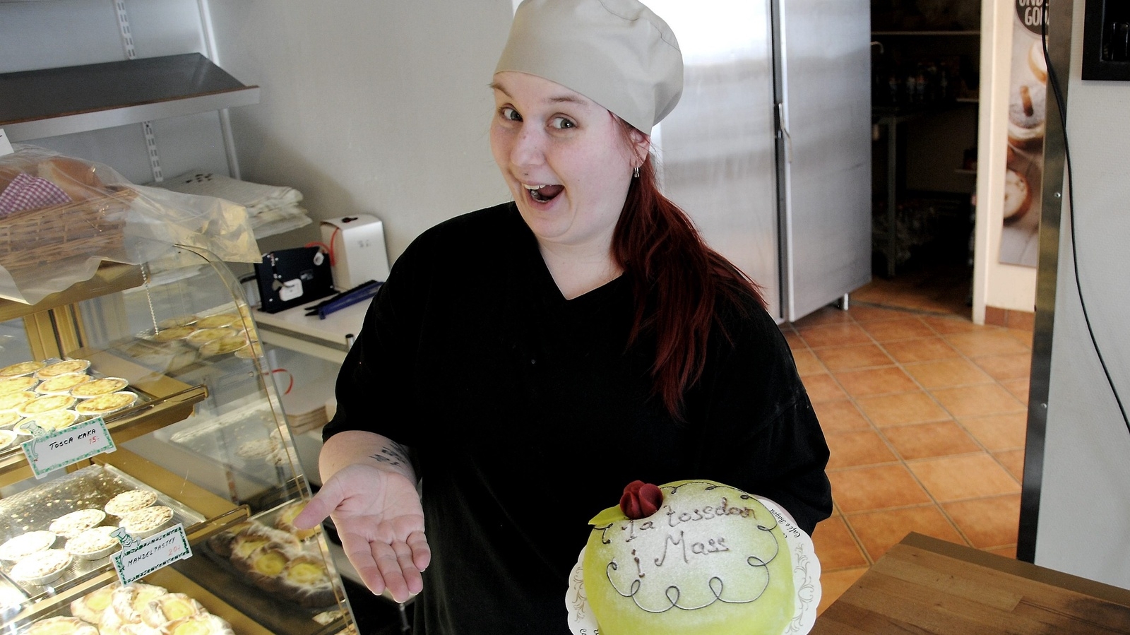Angelica Henriksson på Elmhults café och bageri med marsipantårtor på Smålands inofficiella nationaldag, första torsdagen i mars.
