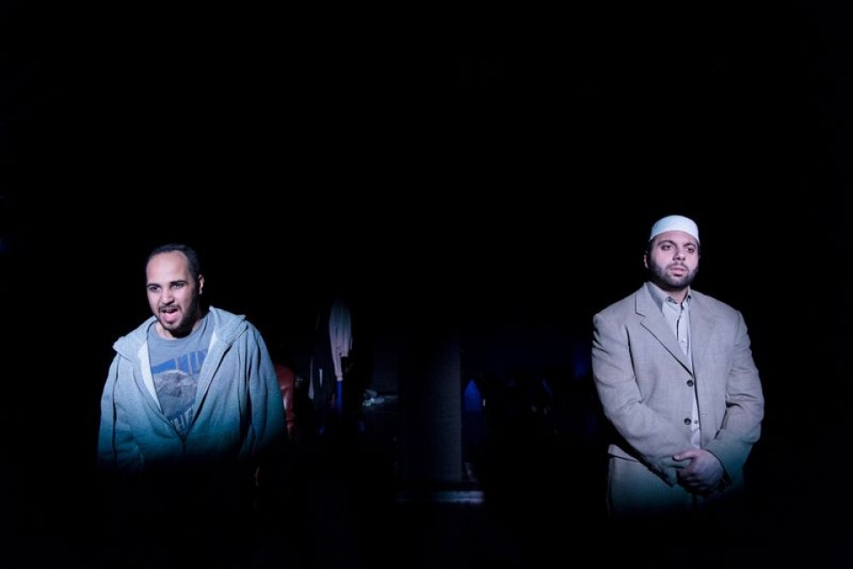 Magdi Saleh och Misagh Sharifian i pjäsen ”Jihadisten”, som spelas två kvällar på Intiman, Malmö stadsteater.
