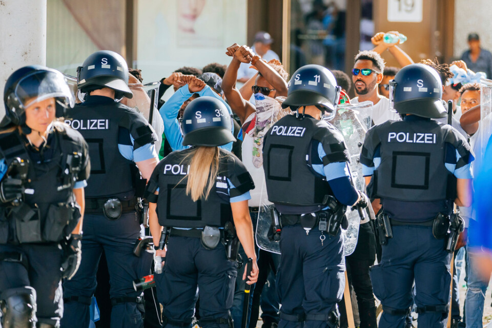 Polis spärrar vägen för motdemonstranter vid den eritreanska festivalen i Stuttgart.