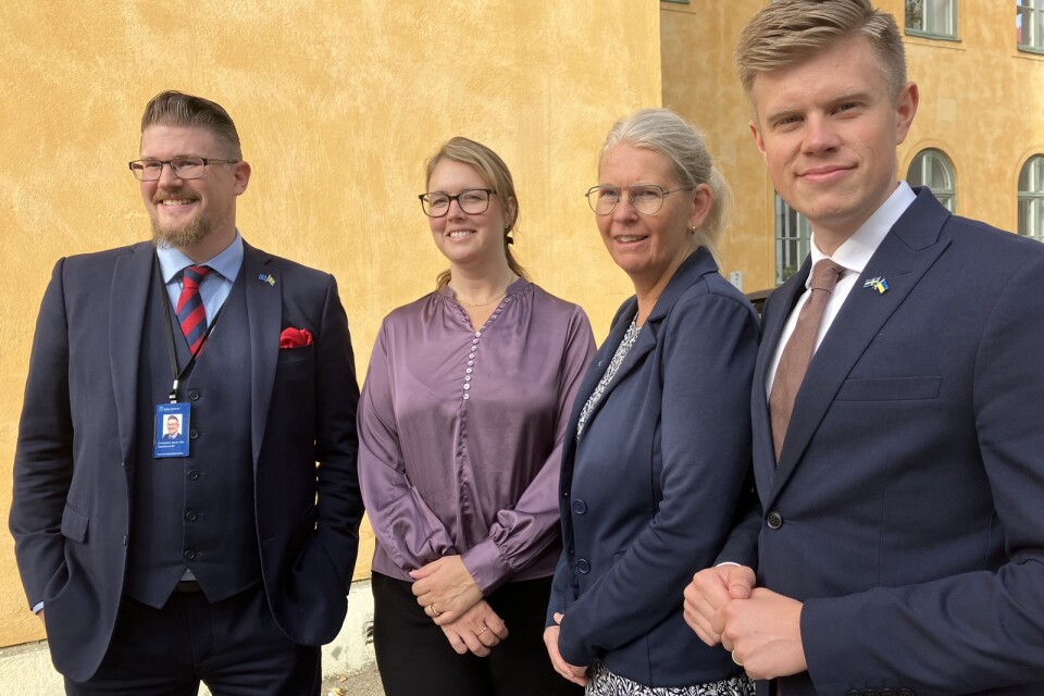 Cristopher Dywik (KD) Hanne Lindqvist (M), Lotta Wahlmino (L) och Olle Olson (M) presenterar ett gemensamt integrationsprogram.
