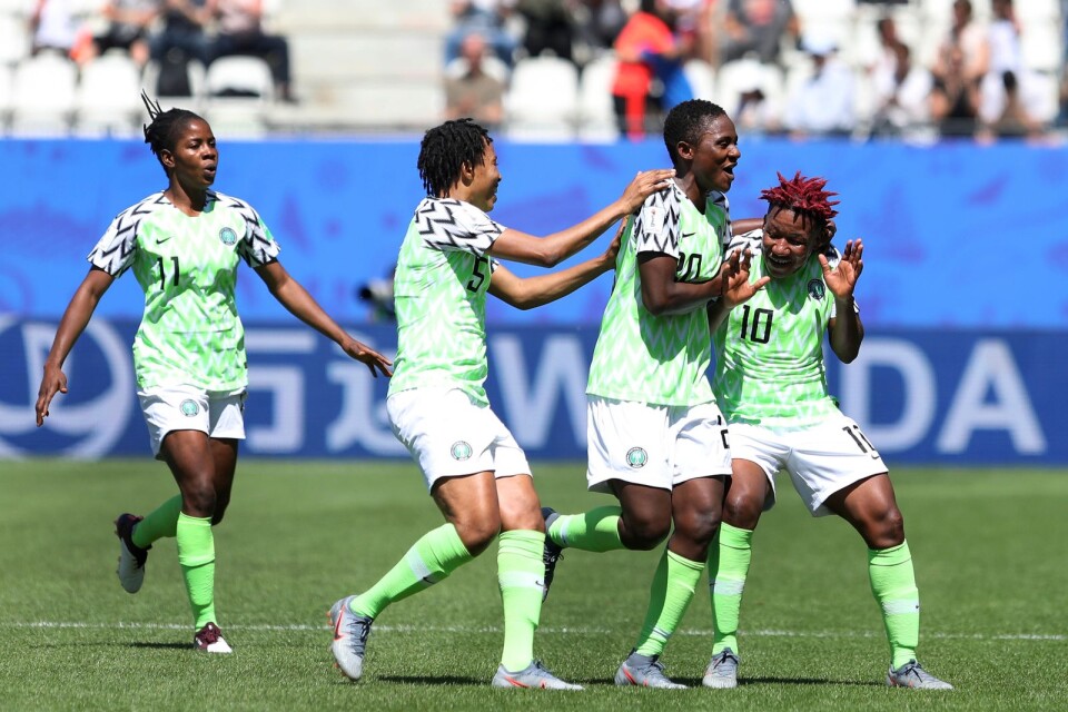 Rita Chikwelu, längst till höger, firar Nigerias 1–0-mål.