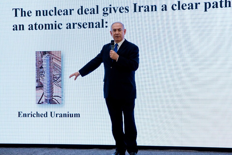 Israels premiärminister Benjamin Netanyahu höll en spektakulär presskonferens 30 april där han presenterade dokument som uppgavs ha kommits över av Mossad och skulle innehålla mängder av bevisning på hur Iran tidigare arbetat med sina kärnvapenambitioner.