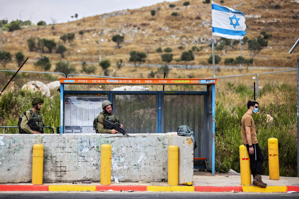 Israeliska soldater vid en busshållplats utanför Nablus på Västbanken.