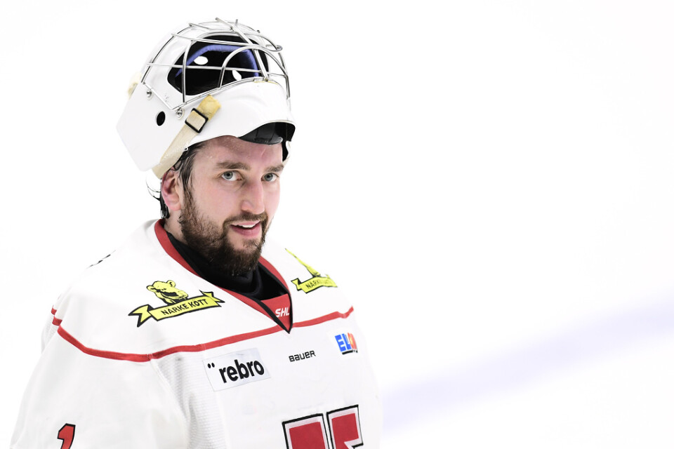 Jhonas Enroth drar på sig Örebros ishockeytröja igen. Senast det hände var förra året, 2019. Arkivbild.