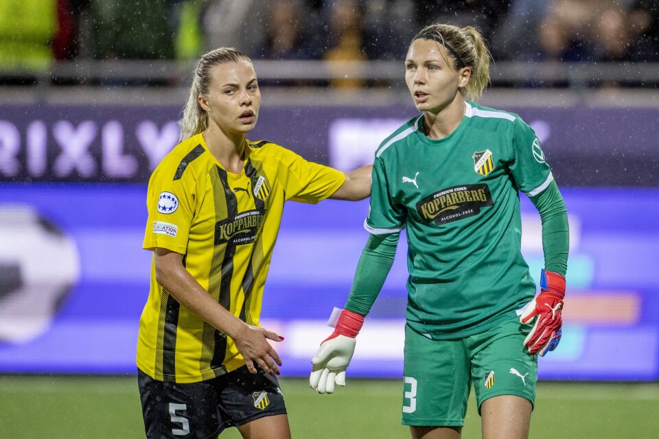 Häckens Lotta Ökvist och målvakt Jennifer Falk kan inte prata hemligheter på svenska mot Bayern München. Arkivbild.
