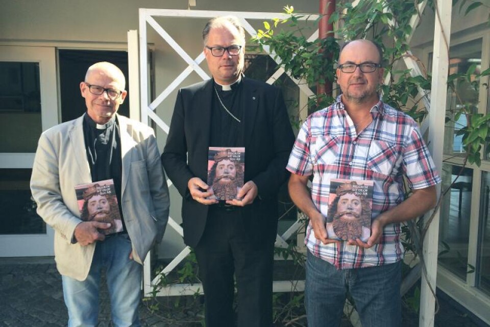 Kyrkoherde Mats Hagelin flankeras av redaktörerna Lars- Eric Axelsson och Lars Jönsson.