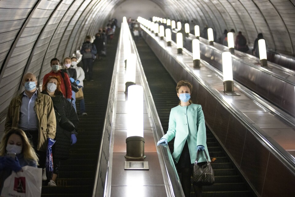 Människor med munskydd i Moskvas tunnelbana tidigare i maj.