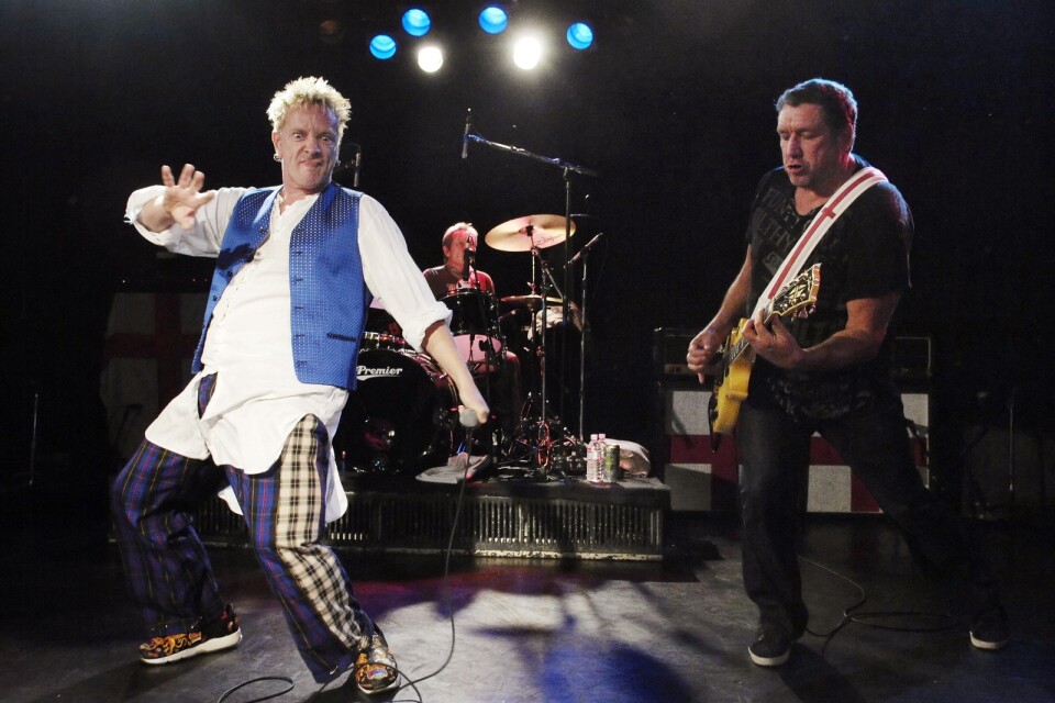 Johnny Rotten, med mikrofon i hand, Paul Cook vid trummorna och Steve Jones med gitarr runt halsen vid en Sex Pistols-konsert 2007. Arkivbild.