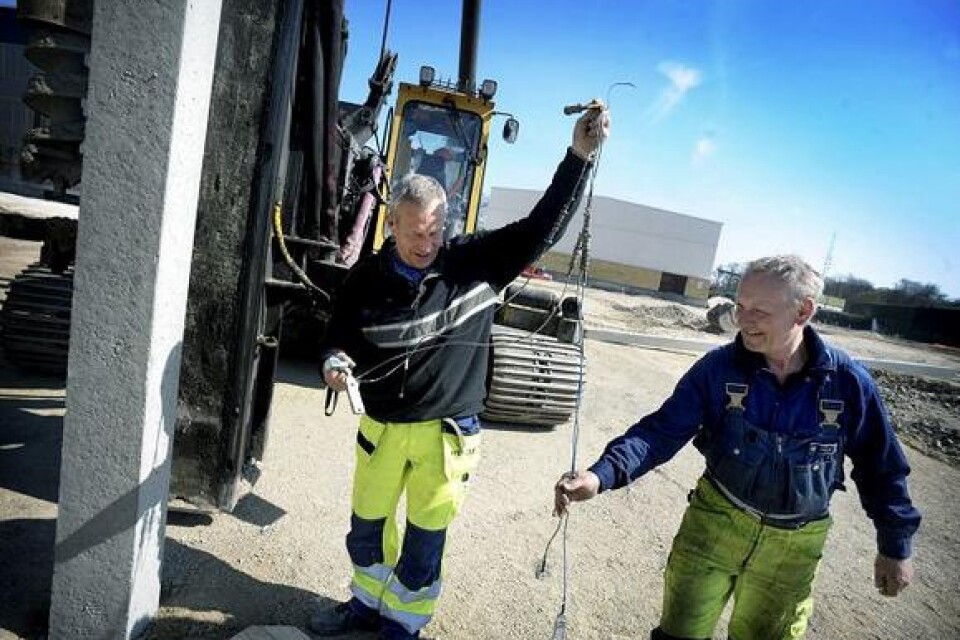 Bengt Nilsson och Peter Lindahl arbetar kvickt och precist med en 61 ton tung maskin och pålar på ett och ett halvt ton.