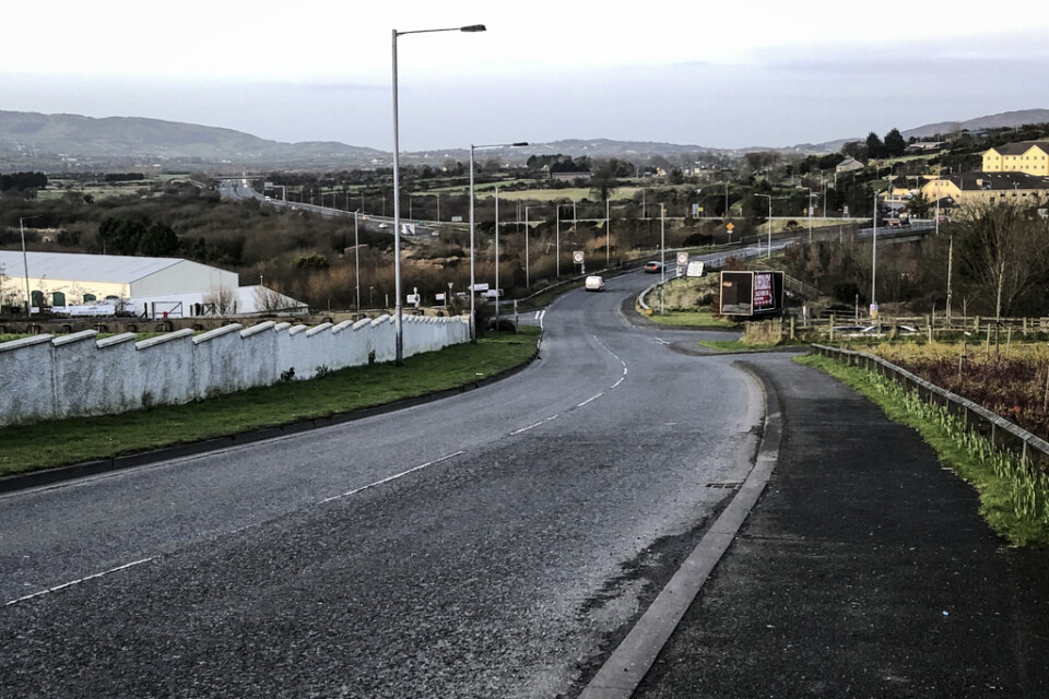 Landsvägen skär över den omärkta gränsen mellan Nordirland och Irland kring byarna Jonesborough och Carrickarnon.