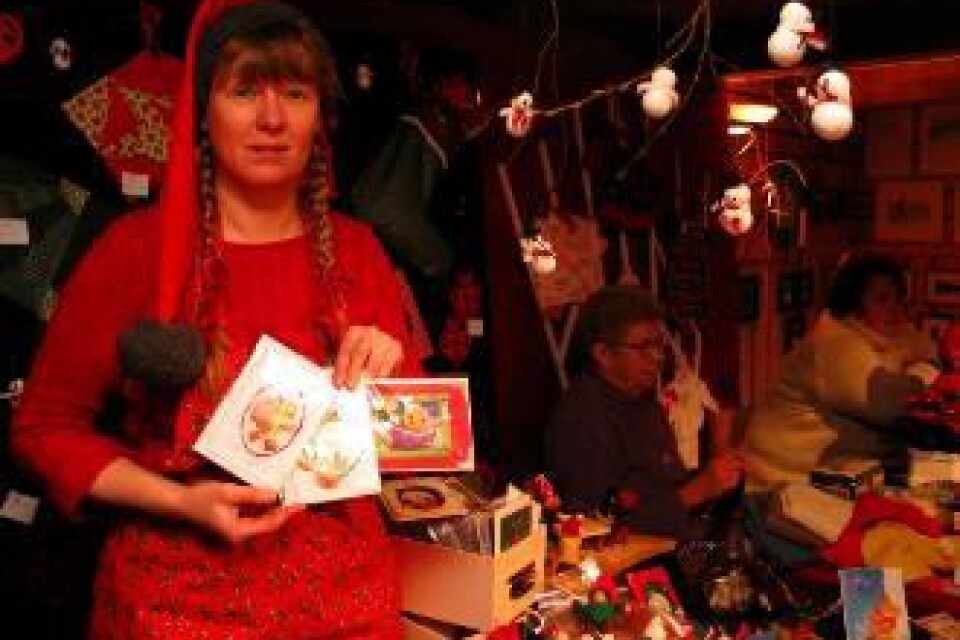 Susanne Andersen, nyinflyttad till kommunen från Danmark, sålde julkort som hon gjort själv på julmässan på Trollberget. På julskyltningssöndagen ska hon visa allmänheten hur man kan göra egna kort.FOTO: ÅSA BOREFUR