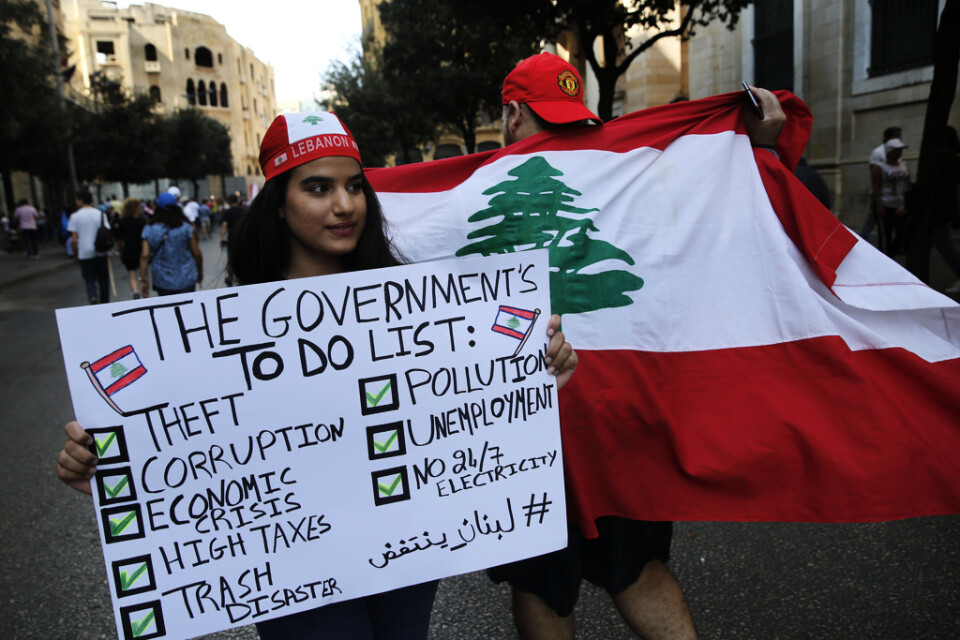 Demonstranter i Beirut kräver att regeringen tar itu med bland annat korruption och höga skatter. Arkivbild.