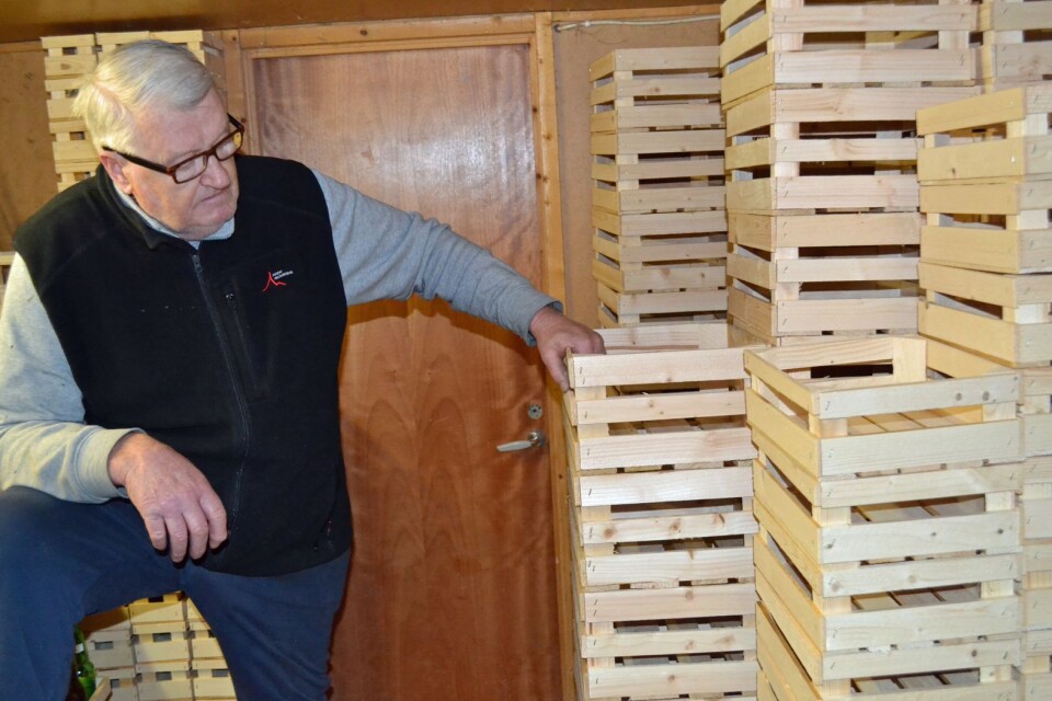 Hans Karlsson har gott om lådor på lager hemma i ladan. I olika former och olika storlekar.