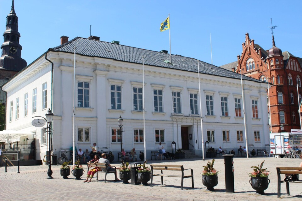Flaggstängerna står nakna utanför gamla Rådhuset i Ystad. Att Veterandagen var en officiell flaggdag missade kommunen.