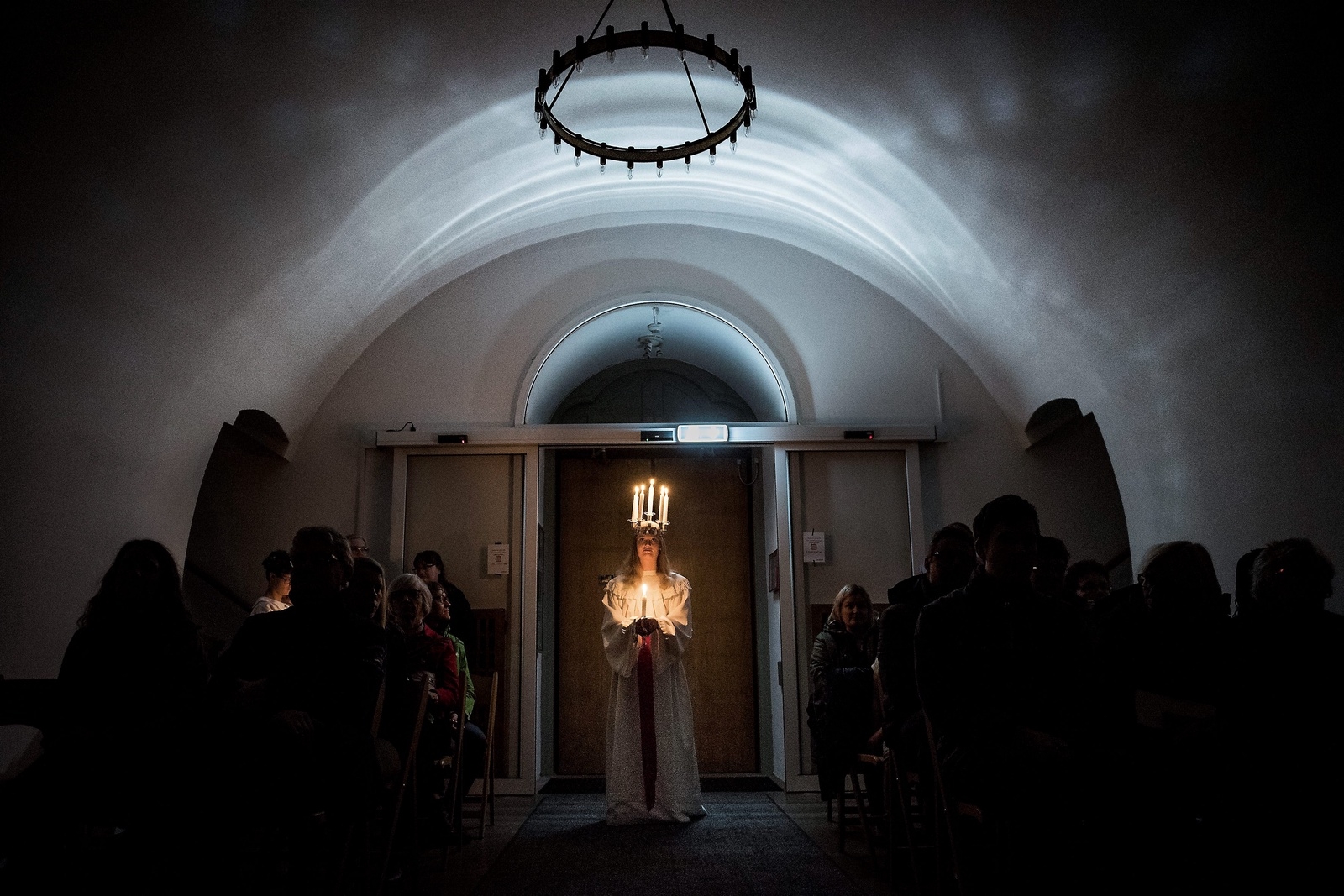 Loyse Ragnarsson är lucia när ungdoms- och barnkörerna Chorus Mix och Diskanten lussar i Hässleholms kyrka.Foto: Sofia Åström