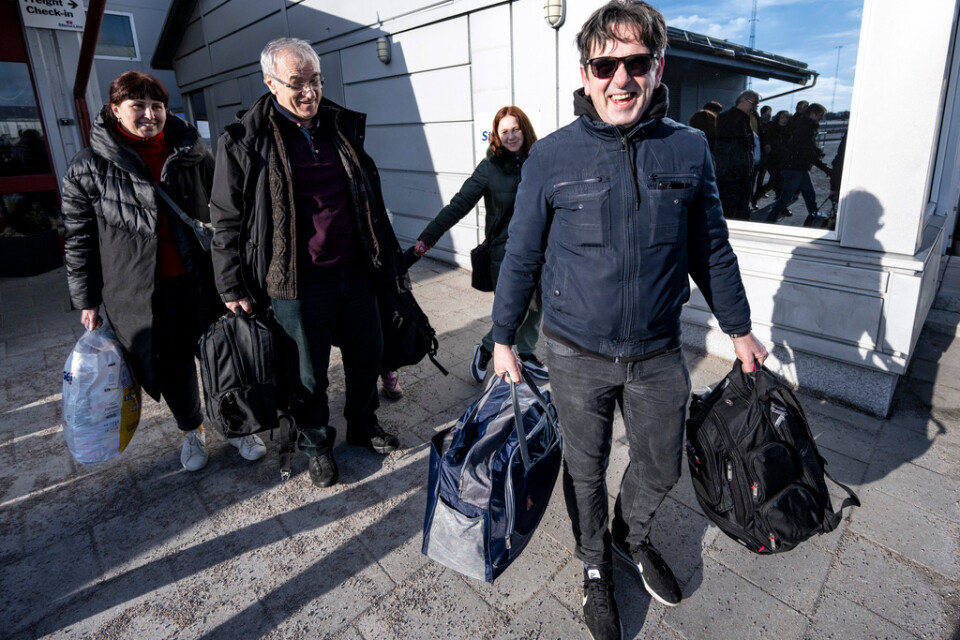 Murat Abdulahovic från Uppsala (t h) hämtar kusinen Ahmet Niksic med familj när de klivit av färjan i Karlskrona.