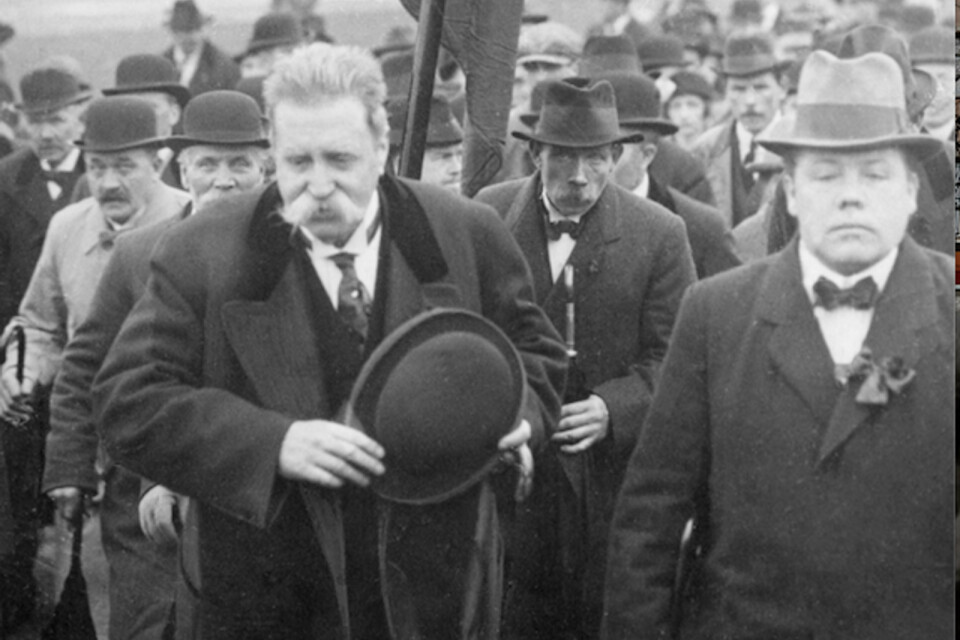 Socialdemokraternas partiledare Hjalmar Branting i täten (med hatt i handen) vid en förstamajdemonstration på Gärdet i Stockholm. Året är omkring 1920.