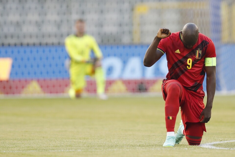 Belgiens anfallsstjärna Romelu Lukaku knyter näven för Black Lives Matter i en träningsmatch inför fotbolls-EM. 28-åringen är en nyckelspelare när "de röda djävlarna" är ute efter att äntligen vinna en titel.