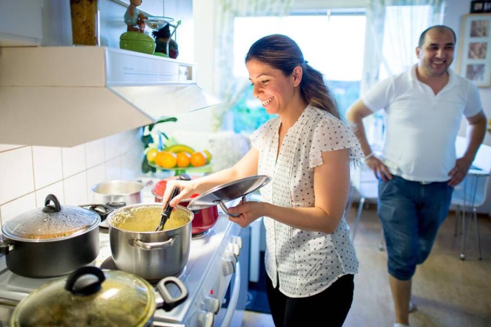 Förbereder. Under ramadan tillbringar Aliaa Ibadi flera timmar om dagen framför spisen. Det är alltid kvinnorna som står för matlagningen.