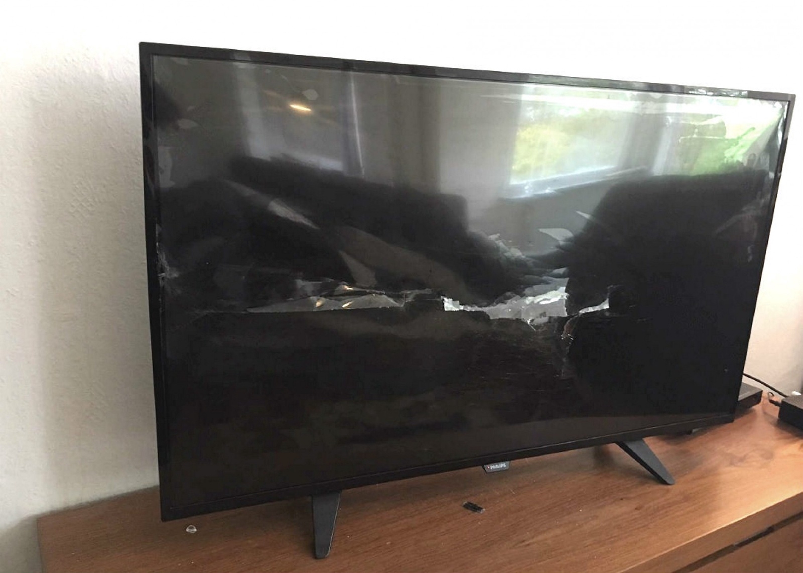 Två tv-apparater och två datorer med tillhörande skärmar slogs sönder av 17-åringen.
8Foto: Polisen