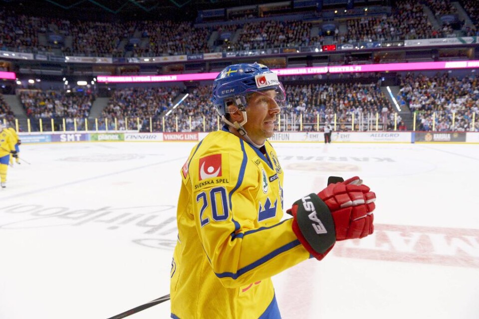 Förbundskaptenen Pär Mårts fick en vinnande start på sin sista säsong i Tre Kronor. Ishockeylandslaget plockade hem Karjalaturneringen för andra året i rad efter seger över Finland med 3-2. Linus Omark sköt det matchvinnande målet och målvakten Viktor Fa